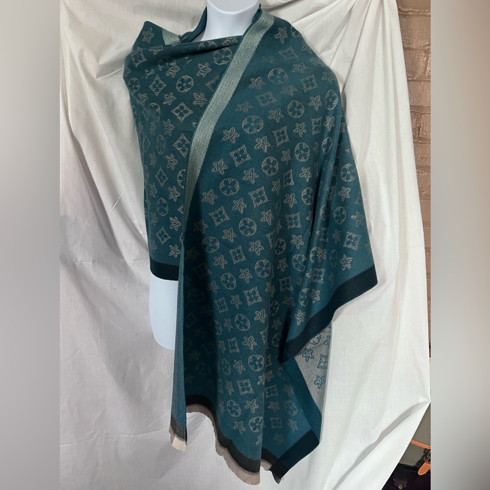 Extra Soft and Large Designer Inspired Scarf. NWT - Picture 2 of 5